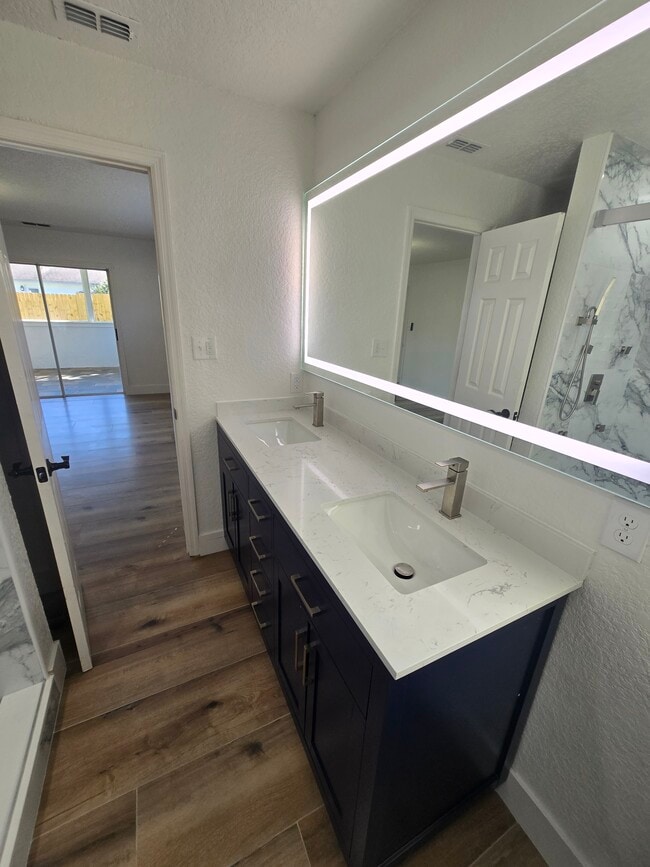 Building Photo - 383 Floral Dr