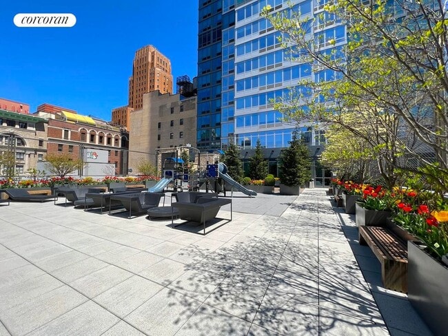 Building Photo - 388 Bridge St