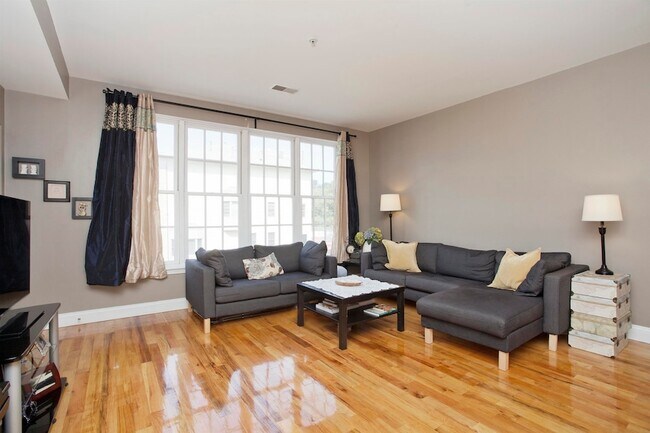 Building Photo - 400 9th St