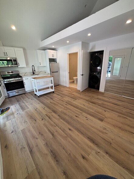 Studio - 6676 Colgate Ave