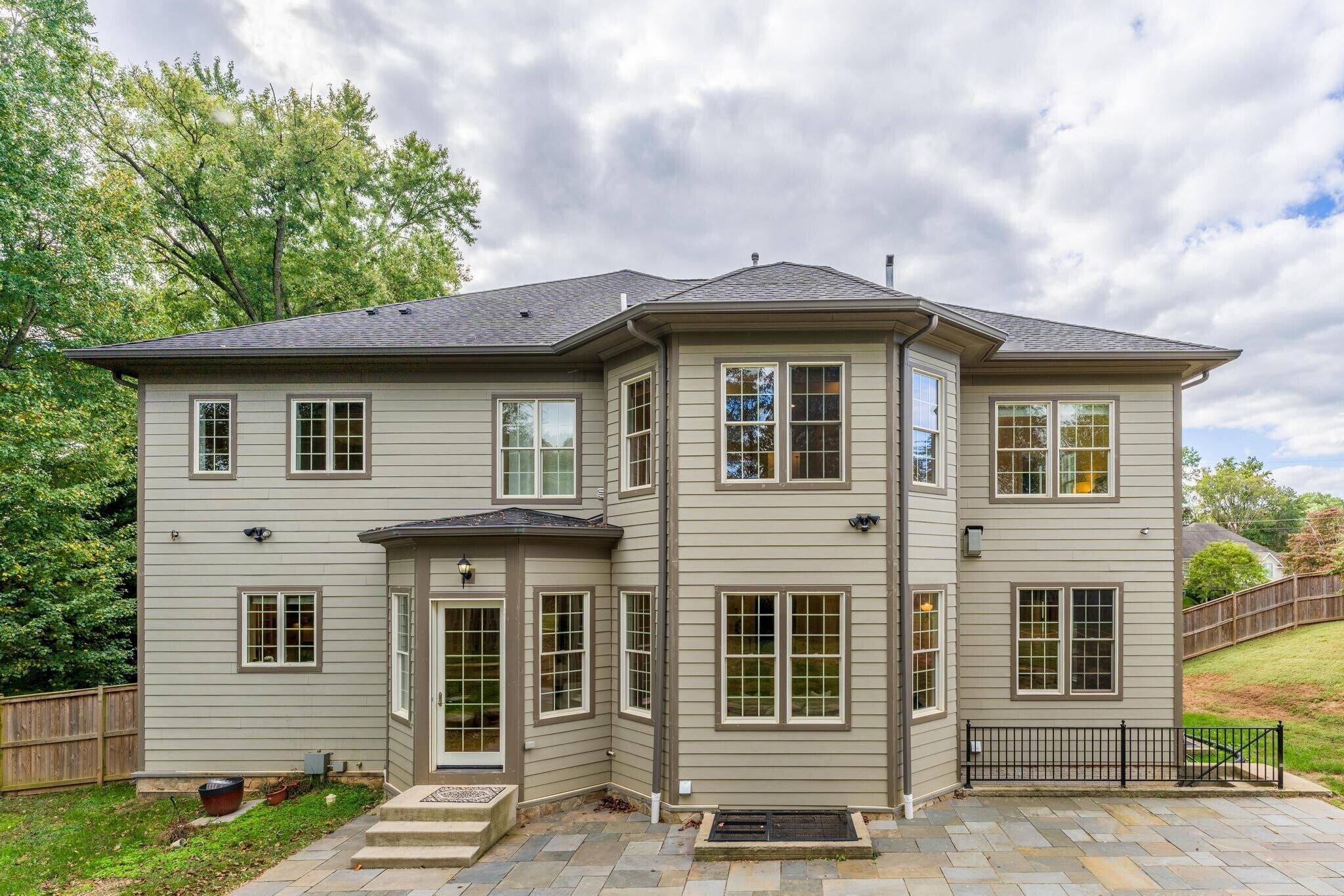 Building Photo - 829 Golden Arrow St