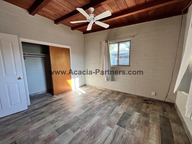 Building Photo - Centrall Located Two Bedroom Home