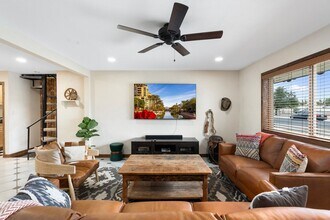 Building Photo - 9 E Del Rio Dr