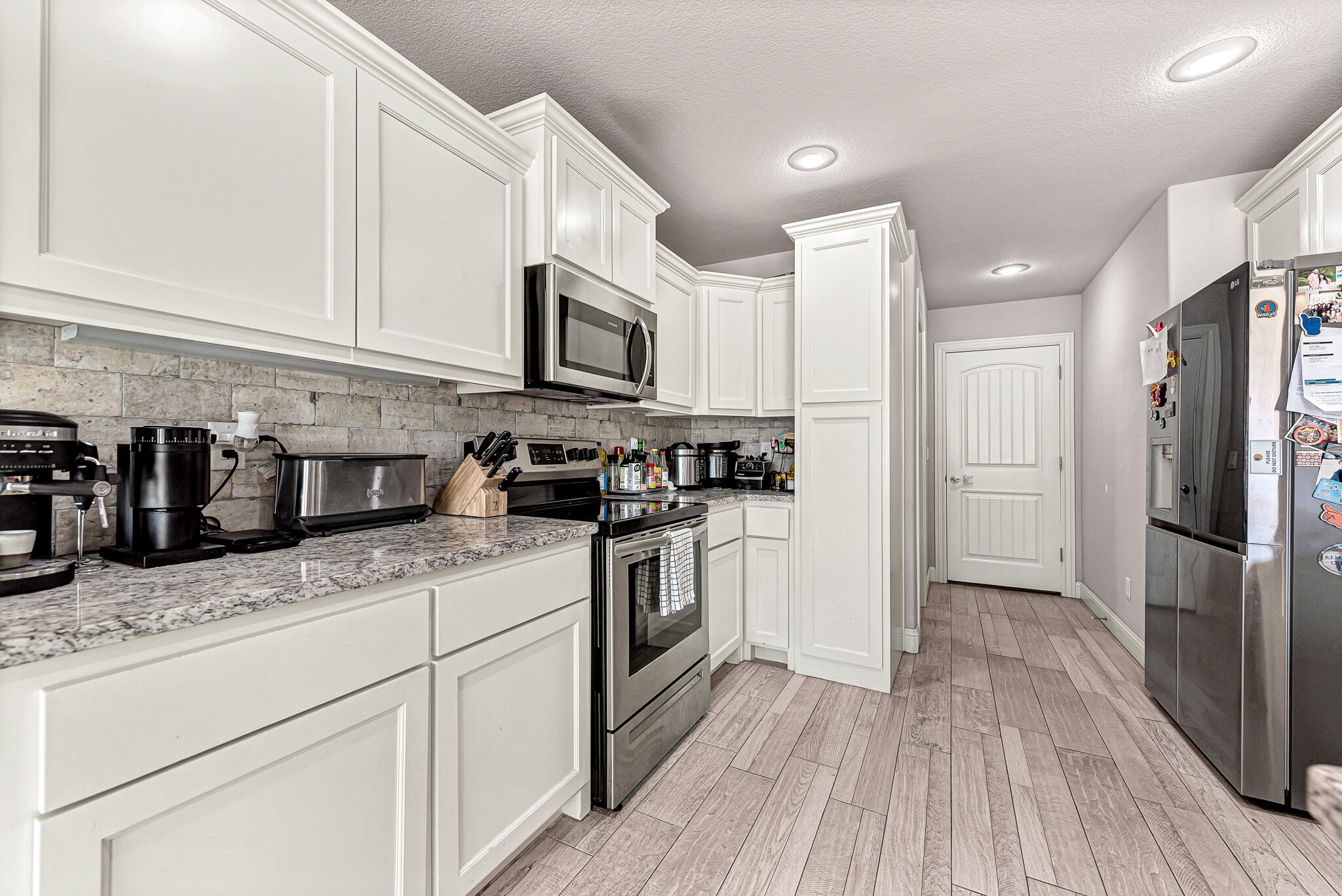 Stainless steel appliances and granite countertops - 1871 Sunrise Cir