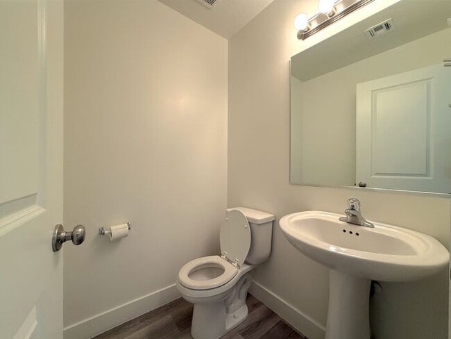 Building Photo - 4 Bed, 2.5 Bath home with 2 Car Garage