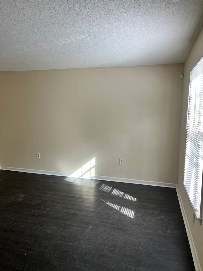 Building Photo - 2 Br 1 1/2 Bath Townhome