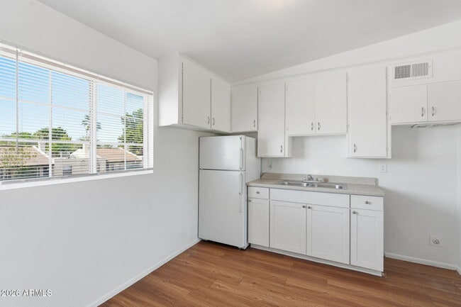 Building Photo - 2150 W Missouri Ave