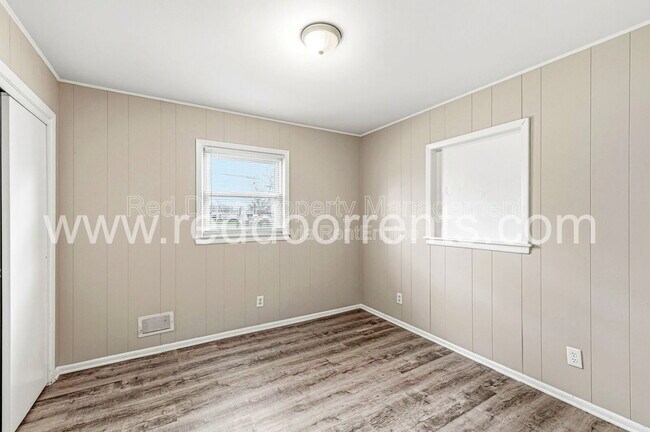 Building Photo - 5563 E 34th St