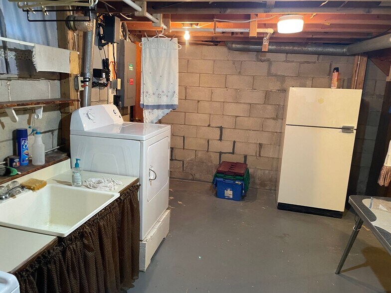 Building Photo - 308 S Main St