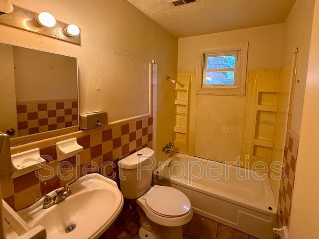 Building Photo - 3401 Fairview Dr