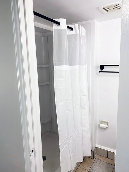 Building Photo - 353 Hillside St