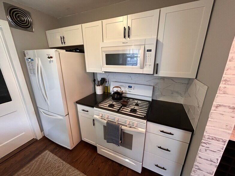 Building Photo - 222 W 81st St