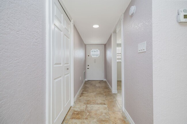 Building Photo - Intracoastal 2 bed/ 2 ba condo with lots o...