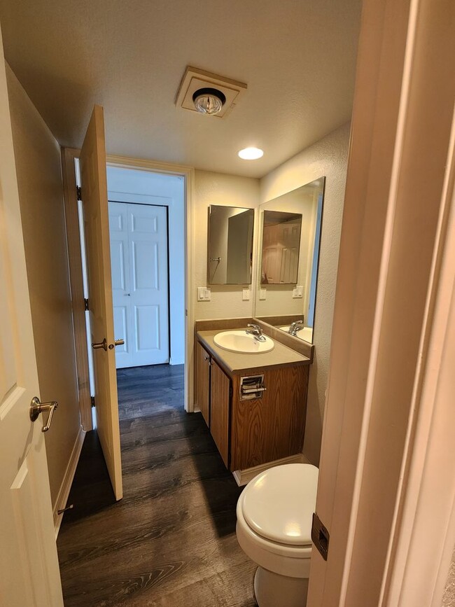 Building Photo - Available Now! Updated 2 bed condo in Central location, utilities included!