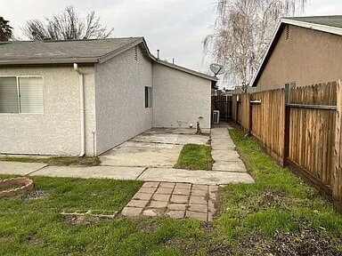 Building Photo - 3 BEDROOM 2 BATH SINGLE FAMILY   NEW PRICE!  AMENITIES: - NEW PAINT - DISHWASHER - LAUNDRY HOOKUP...
