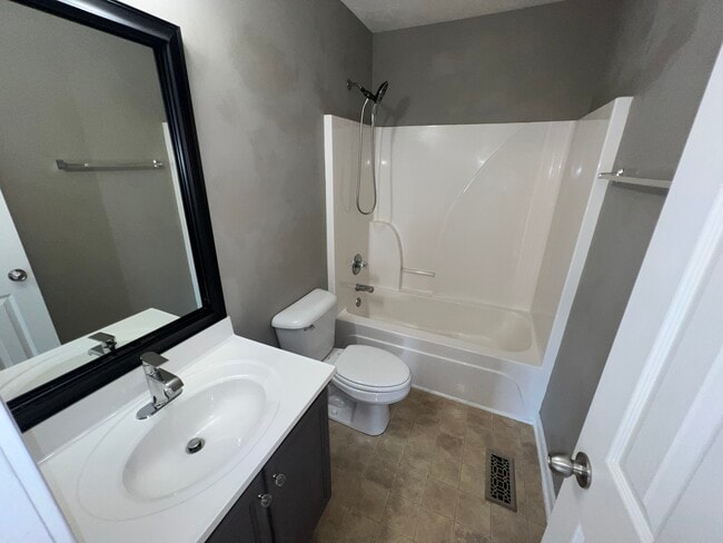 Building Photo - 122 Wolverine Ct