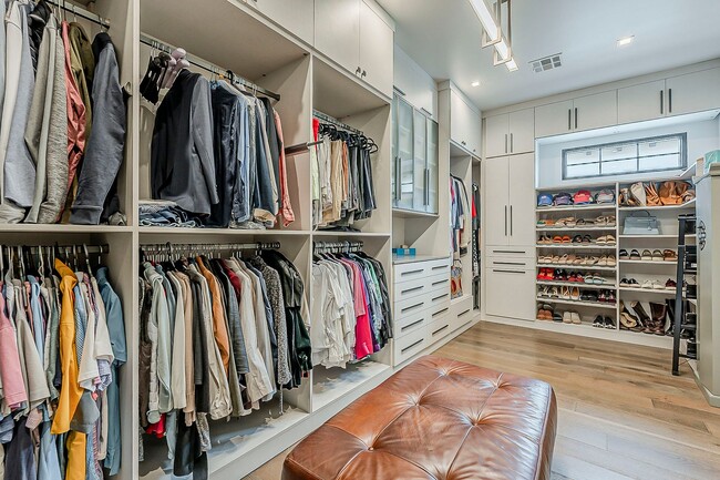 Building Photo - Luxury Home ready for January Move-in