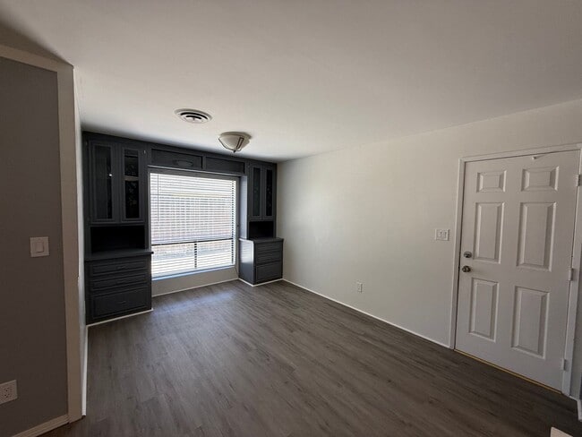 Building Photo - 3 Bedroom in the Northwest