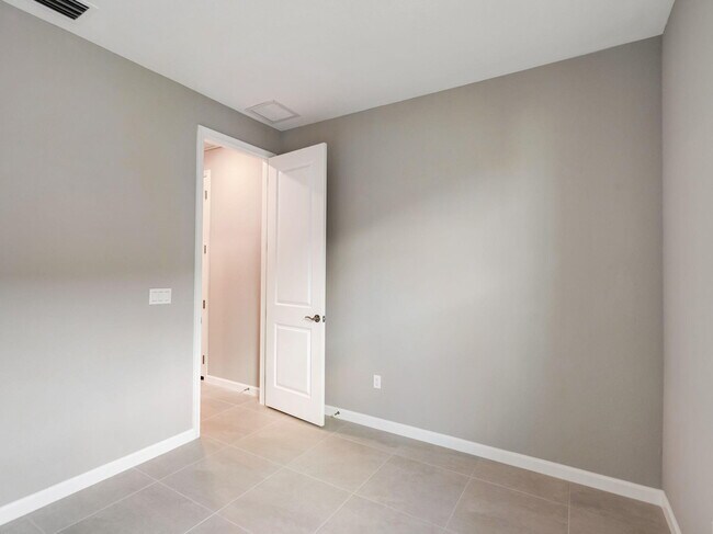 Building Photo - 757 SE Courances Dr
