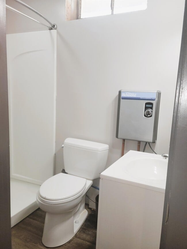 Building Photo - 209 E Main St