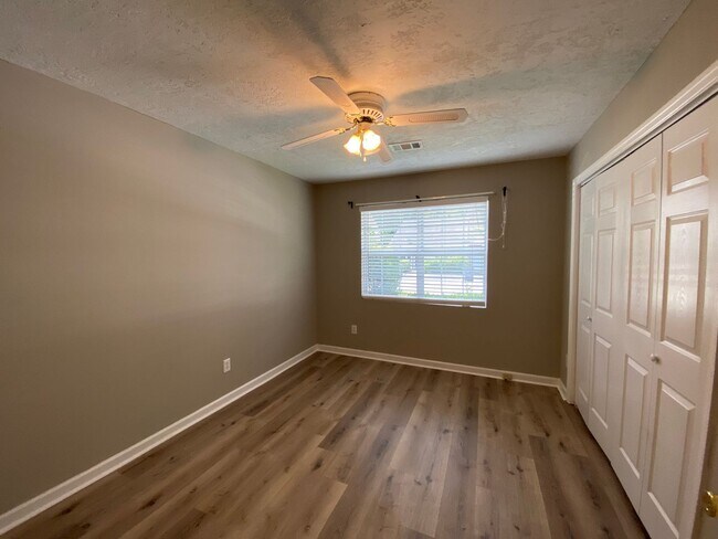 Building Photo - 2 Bedroom, 2 Bath End Unit Townhome in Bro...