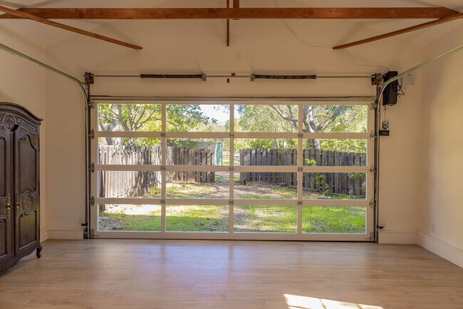 Building Photo - East End Hideaway