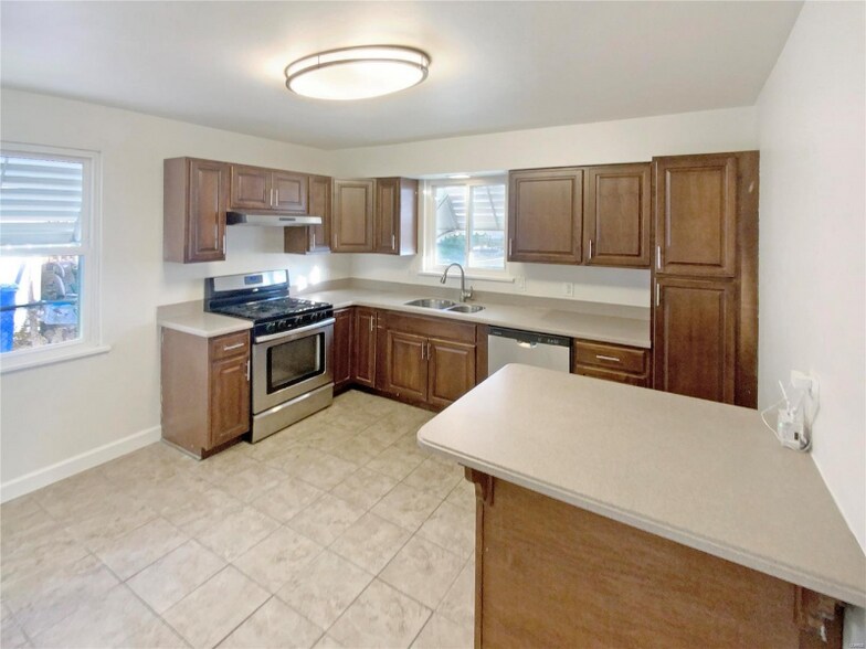 Building Photo - 6448 Clifton Hills Dr