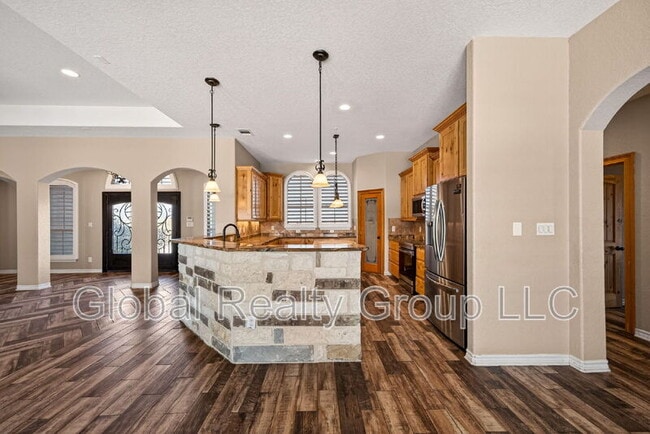 Building Photo - 7033 Robin Hood Way