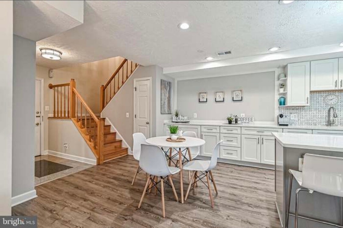 Building Photo - 12001 Ridge Knoll Dr