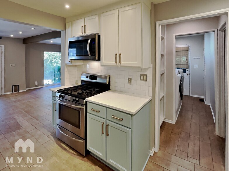 Building Photo - 3120 Skyland Dr NE