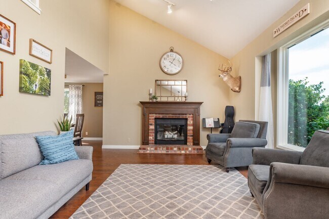 Building Photo - Spacious and Beautiful Home with Private Apartment!