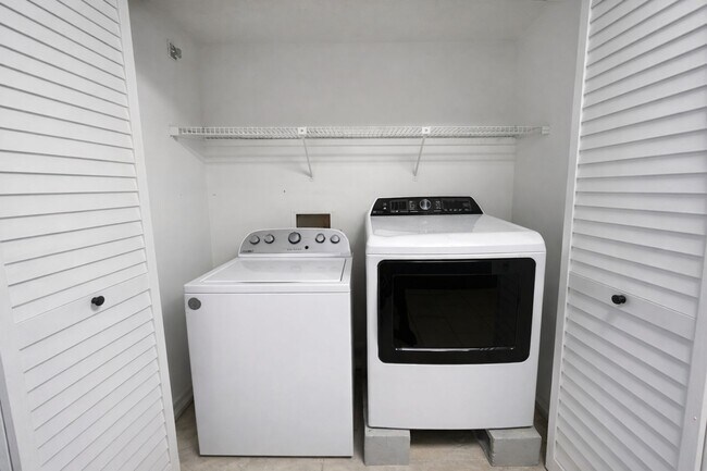 Building Photo - Great Location!  Split floorplan 2/2!  Private Patio!