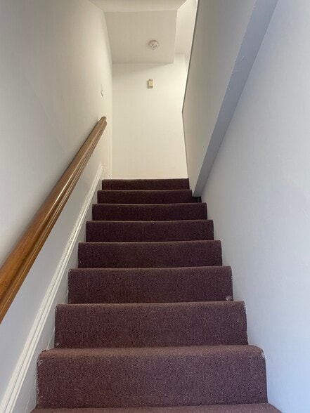 Building Photo - 125 Tunxis Hill Rd