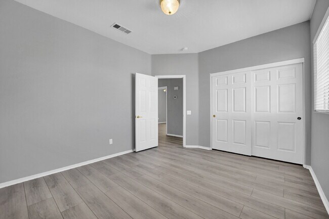 Building Photo - Spacious 4-bedroom, 3-car garage home feat...