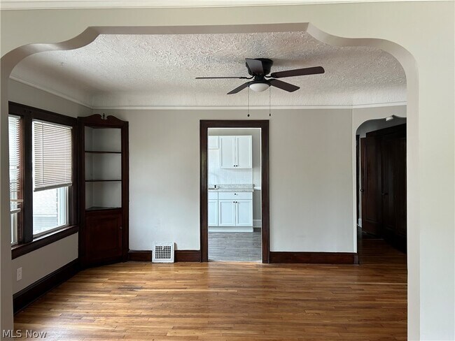 Building Photo - 1311 W 69th St