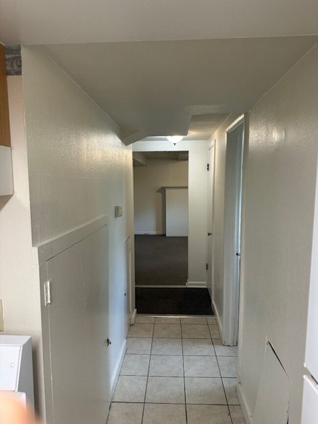 Building Photo - Hey Students.  3 bedroom Mid town off Step...