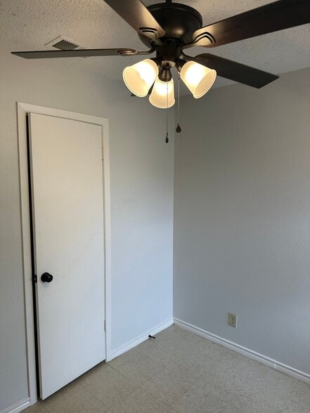 Building Photo - 6303 Waddesdon Wood