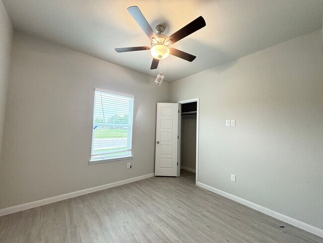Building Photo - Stunning New Duplex Home in Seguin