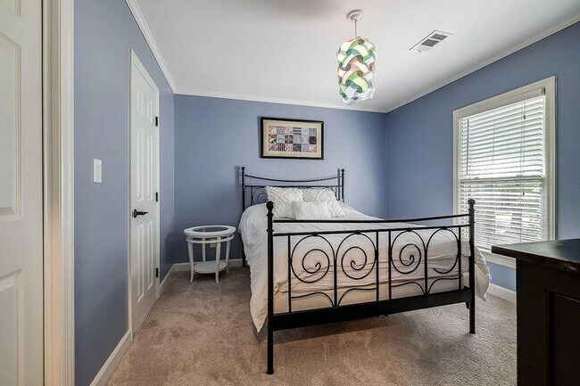 Building Photo - Stunning 4 Bed, 3 Bath Home with Pool in E...
