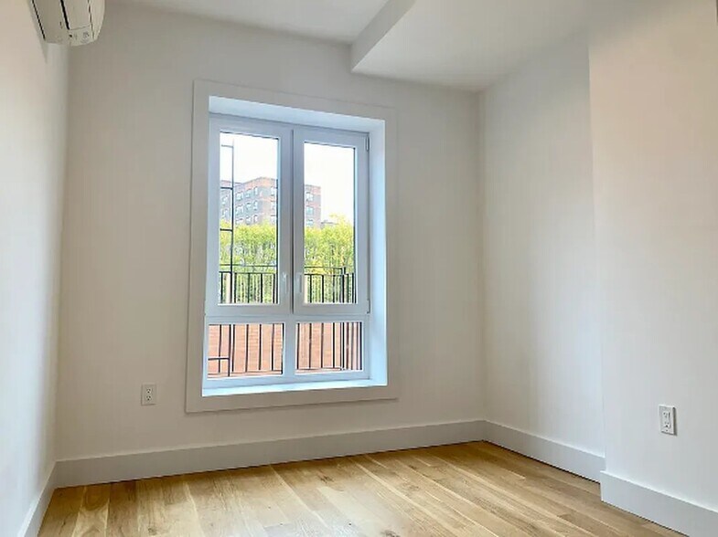 Building Photo - 223 E 96th St