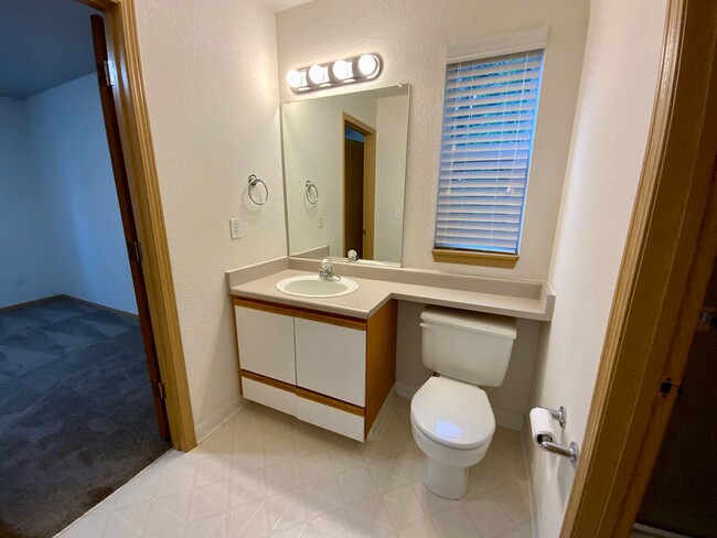Building Photo - Large 2 Bedroom. 1.5 Bath Townhouse with G...