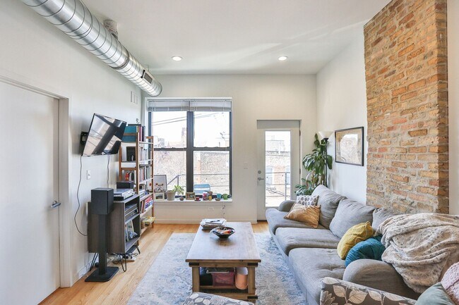 Building Photo - Video Tour- Great 3 Bedroom, 1 Bath Apartment. Located in Wicker Park/Bucktown near the Division ...