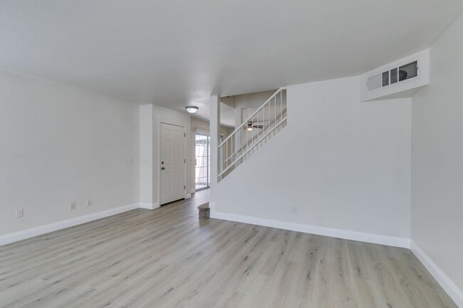 Building Photo - 3 Bedroom Townhouse with attached garage i...