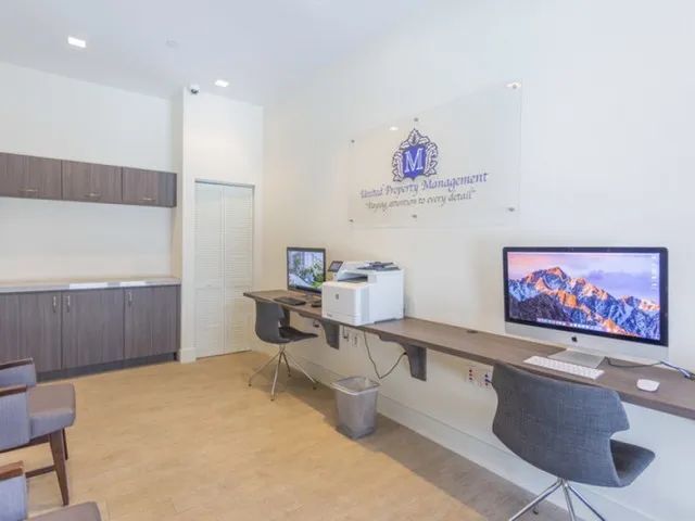 Building Photo - 551 NE 39th St