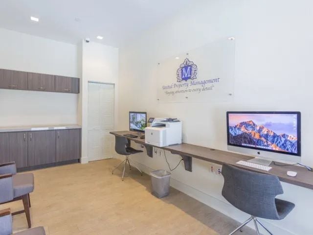 Building Photo - 551 NE 39th St