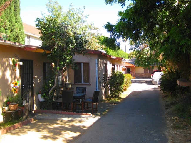 Building Photo - 13921 Vanowen St