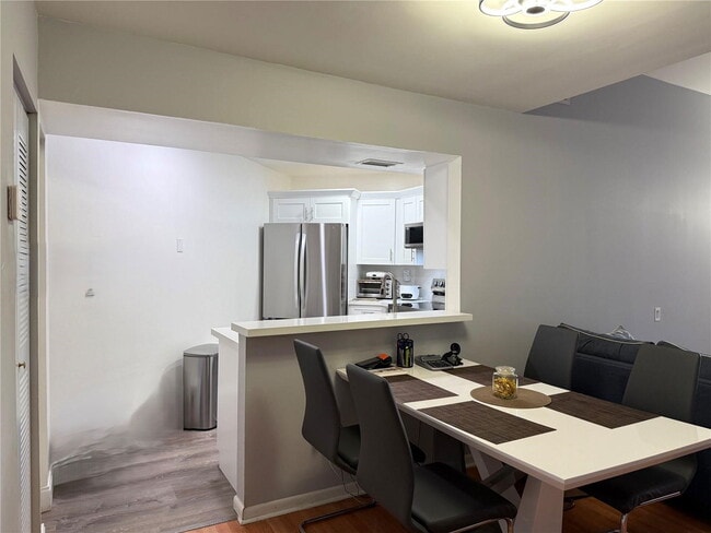 Building Photo - 9725 Fontainebleau Blvd