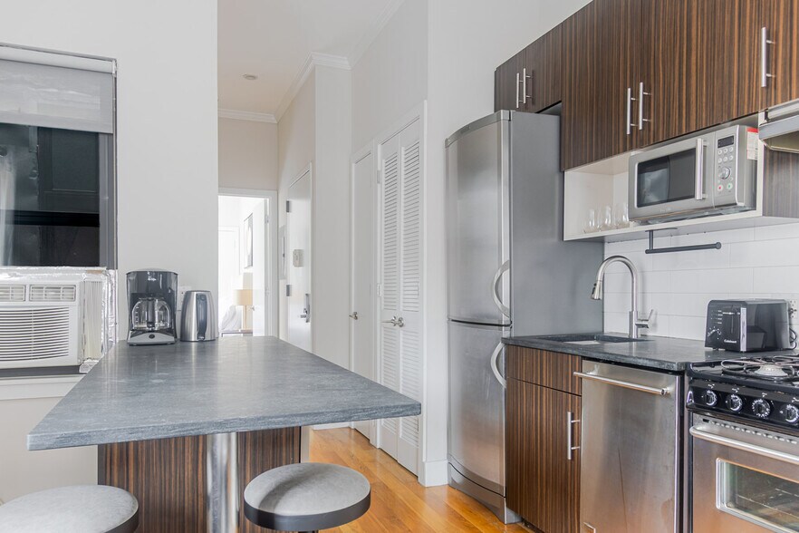 Building Photo - 515 W 47th St