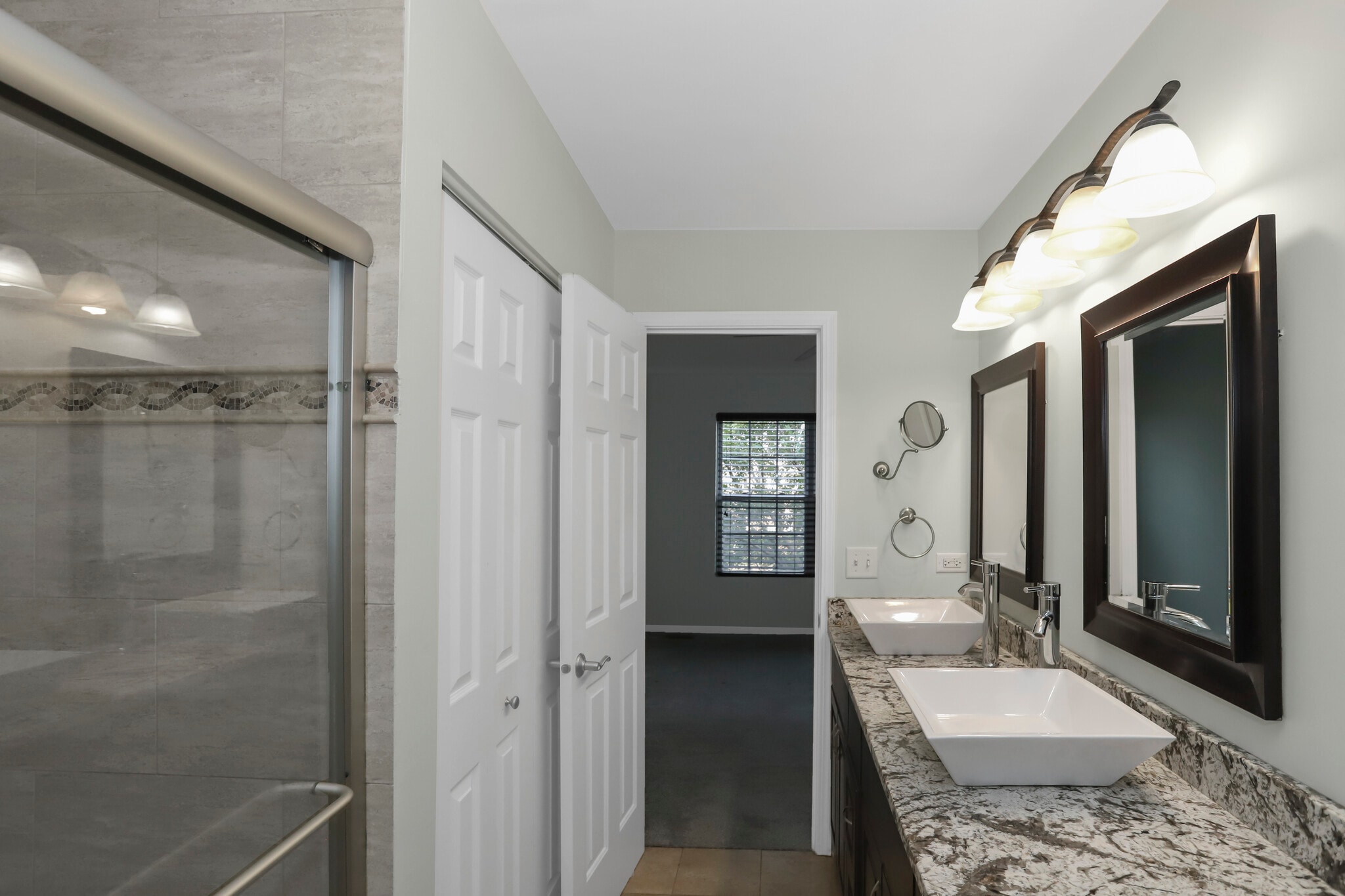 Attached main bath, linen closet, and walk in shower - 910 Neudearborn Ln