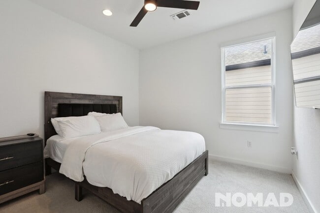 Building Photo - Spacious 5BR House in Buda